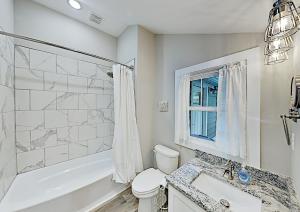 une salle de bain avec une baignoire, des toilettes et un lavabo dans l'établissement Asheville Black Mountain Escape, à Black Mountain 14 autres photos