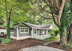 une petite maison au milieu d'une cour dans l'établissement Asheville Black Mountain Escape, à Black Mountain