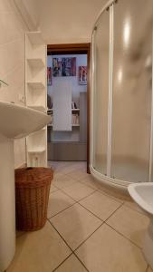 La salle de bains est pourvue d'une douche et d'un lavabo. dans l'établissement Sguardo a San Luca Apartment, à Bologne