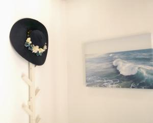 a hat hanging on a wall next to a picture at Alo Baía São Lourenço in Santa Bárbara