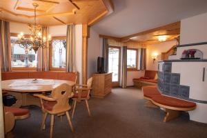 ein Wohnzimmer mit einem Esstisch und Stühlen in der Unterkunft Ferienwohnung Schatzberg Panorama WILD445 in Oberau