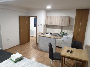 eine kleine Küche mit einem Tisch und einer Arbeitsplatte in der Unterkunft City center apartment 2 in Niš