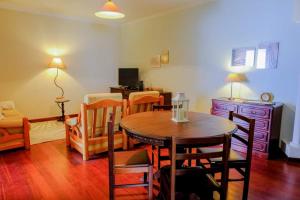 - un salon avec une table à manger et des chaises dans l'établissement Granny's house view, à Funchal
