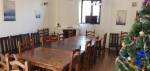 un comedor con una mesa y un árbol de Navidad en Guest House Ela en Dolna Banya