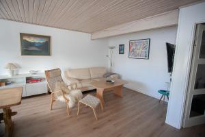 ein Wohnzimmer mit einem Sofa und einem Tisch in der Unterkunft 3BR - Townhouse - Free Parking - Tórshavn in Tórshavn