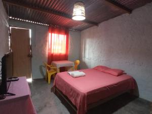 1 dormitorio con 1 cama, 1 mesa y 1 silla en Casa Canaima beach, en Zorritos