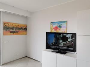 Televizorius ir (arba) pramogų centras apgyvendinimo įstaigoje Tres Castelos Apartamento 1203