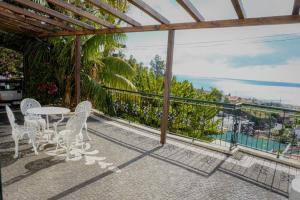 patio con mesa y sillas en el balcón en Granny's house view en Funchal