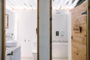 un baño con inodoro y lavabo en miCielo - Baumhäuser, en Vejer de la Frontera 37 fotos más