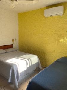 Una cama o camas en una habitación de Hotel Perla Mazatlan