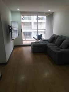 O zonă de relaxare la Hermosa habitación privada en conjunto residencial cerca al Aeropuerto y terminal de Bogotá, zonas comunes se comparten con 1 persona