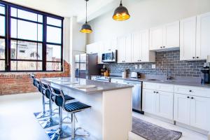 Cuisine ou kitchenette dans l'établissement Spacious Sterchi Loft Getaway- Downtown Getaway