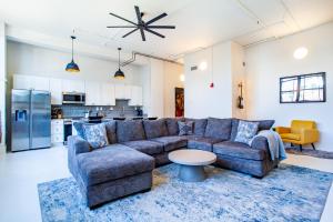 ein Wohnzimmer mit einem Sofa und einem Tisch in der Unterkunft Spacious Sterchi Loft Getaway- Downtown Getaway in Knoxville