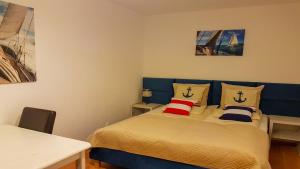 um quarto com 2 camas e almofadas coloridas em Apartamenty Agat i Jantar em Świnoujście