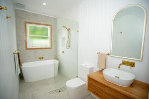 La salle de bains est pourvue d'un lavabo, de toilettes et d'une baignoire. dans l'établissement Willow McLaren Vale, à McLaren Vale