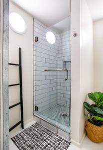 Koupelna v ubytování Spacious Sterchi Loft Getaway- Downtown Getaway