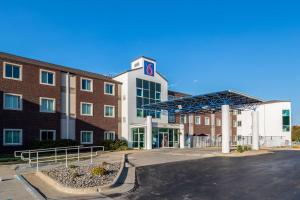 un edificio con un estacionamiento delante de él en Motel 6-West Des Moines, IA, en West Des Moines