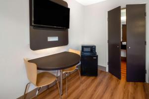 A television and/or entertainment centre at Motel 6-Santa Barbara, CA - State Street