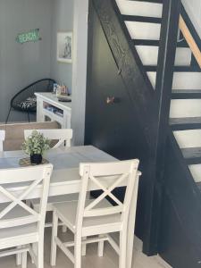 ein Esszimmer mit Tisch und Stühlen und einer Treppe in der Unterkunft Home and cottage for a family break away in Paihia + 2 Fotos