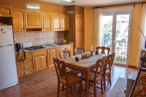 cocina con mesa, sillas y nevera en APARTAMENTO VISTABELLA 1B REF 035, en Vistabella del Maestrazgo