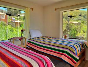 Richar’s home - experience Amantani with my family في Ocosuyo: غرفة نوم بسريرين ونافذة