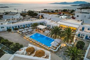 una vista aerea di un resort con piscina di Petinaros Hotel a Mykonos Città