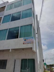 un edificio con un cartel en el costado en Flat Porto Mara, 201, en Porto de Galinhas