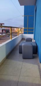balkon z 2 niebieskimi ławkami w budynku w obiekcie Apartamento Teixeira w Espargos