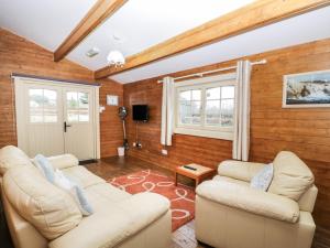 a living room with two couches and a tv at The Nook in Swindon