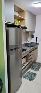 een keuken met een roestvrijstalen koelkast bij Eco Resort - Praia dos Carneiros - ao lado da Igrejinha 227 in Tamandaré