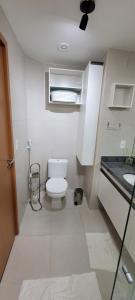 een witte badkamer met een toilet en een wastafel bij Eco Resort - Praia dos Carneiros - ao lado da Igrejinha 227 in Tamandaré +22 foto's