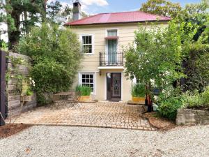 The Coach House في جبل فيكتوريا: بيت أبيض بسقف أحمر