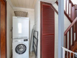 eine Waschküche mit Waschmaschine und Trockner in einem Haus in der Unterkunft The Coach House in Mount Victoria