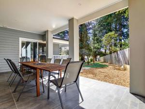 - une salle à manger avec une table et des chaises en bois dans l'établissement Winsome, à Blackheath