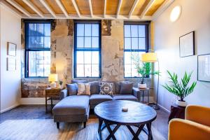 ein Wohnzimmer mit Sofa und Tisch in der Unterkunft Sterchi Lofts Getaway - Downtown Knoxville in Knoxville