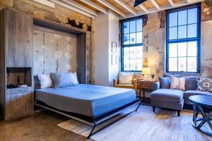 ein Schlafzimmer mit einem Bett, einer Couch und einem Sessel in der Unterkunft Sterchi Lofts Getaway - Downtown Knoxville in Knoxville