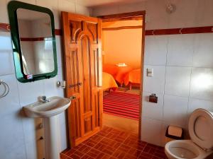 A bathroom at Wara Uta Lodge