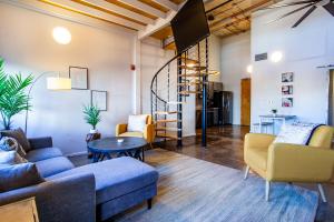 ein Wohnzimmer mit Sofas und einem Tisch in der Unterkunft Sterchi Lofts Getaway - Downtown Knoxville in Knoxville + 30 Fotos