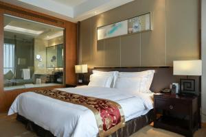 Postel nebo postele na pokoji v ubytování Tianhong Jinling Grand Hotel