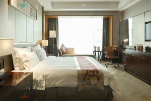 Postel nebo postele na pokoji v ubytování Tianhong Jinling Grand Hotel