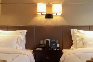 Postel nebo postele na pokoji v ubytování Tianhong Jinling Grand Hotel