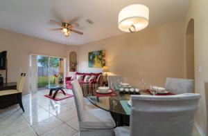 a dining room and living room with a table and chairs at Relaxing resort, spacious pool near Disney in Davenport