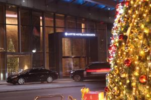 ハノイにあるロッテホテル ハノイの建物前のクリスマスツリー