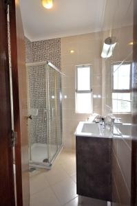 a bathroom with a shower and a sink and a tub at Delightful single-storey villa, private pool, free air conditioning and wifi in Vilamoura