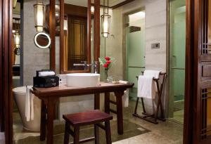 麗江的住宿－麗江和府洲際度假酒店，一间带水槽和卫生间的浴室