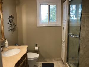 Kúpeľňa v ubytovaní Comfort Stays near Toronto Airport