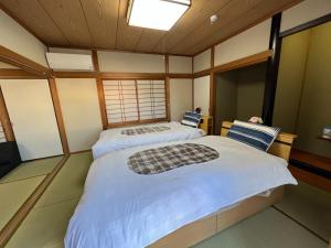 Een bed of bedden in een kamer bij 別府ホーム