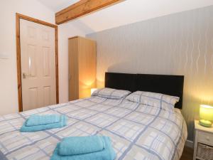 Un pat sau paturi într-o cameră la The Log Cabin