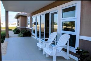 Un balcon sau o terasă la Paradise Oasis at Oceanpointe - pool and free parking