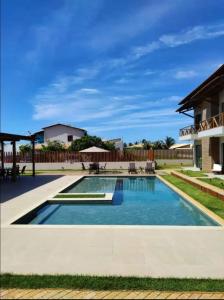 Praia Da CaueiraにあるFlat Praia da Caueira - Flat com piscina a 100m da praiaの柵付きの庭のスイミングプール